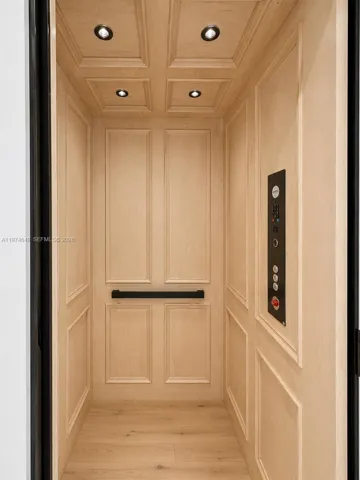 950 Lb. capacity Elevator