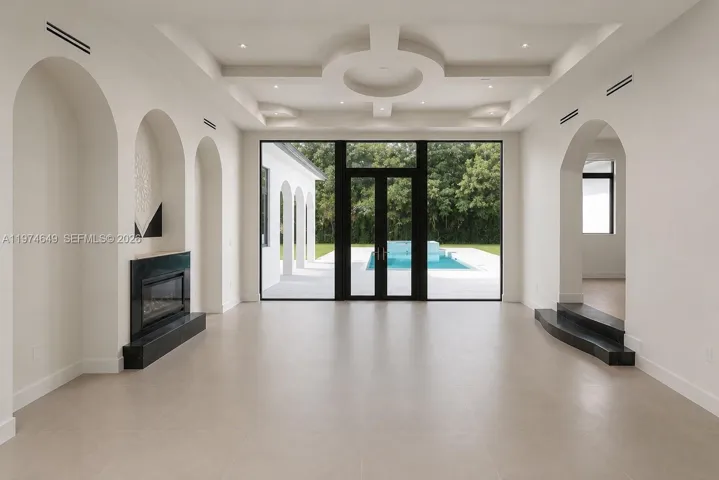 Grand, 30 x 19 elegant living room w. spectacular view to the pool.