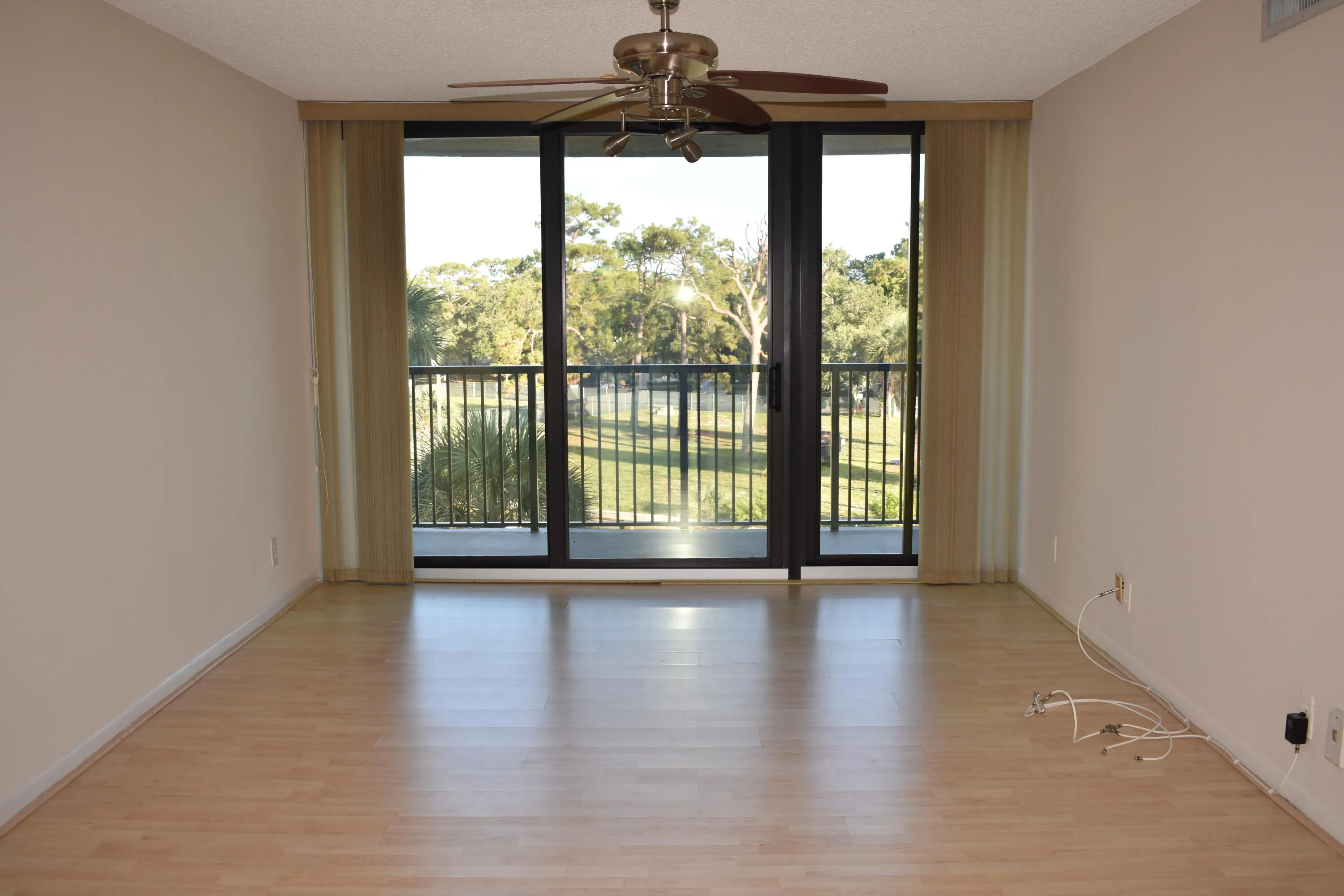 Living Room with no furniture and verticals open to the view