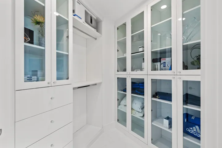 WALK IN CLOSET