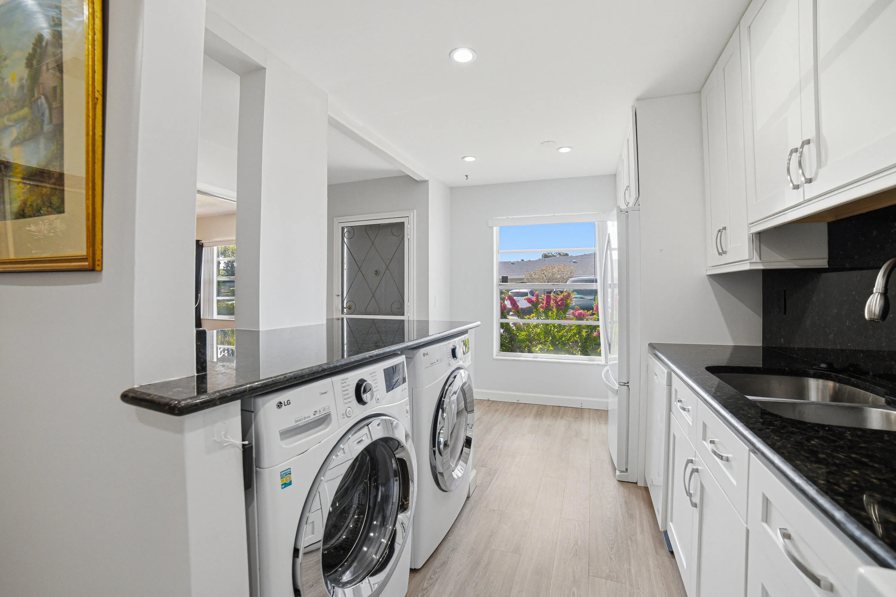 Eat-In Kitchen with Full Size Washer/Dryer