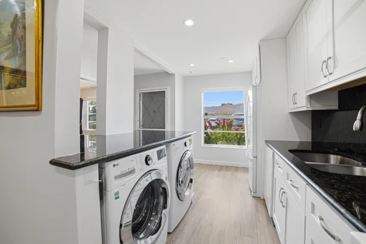 Eat-In Kitchen with Full Size Washer/Dryer