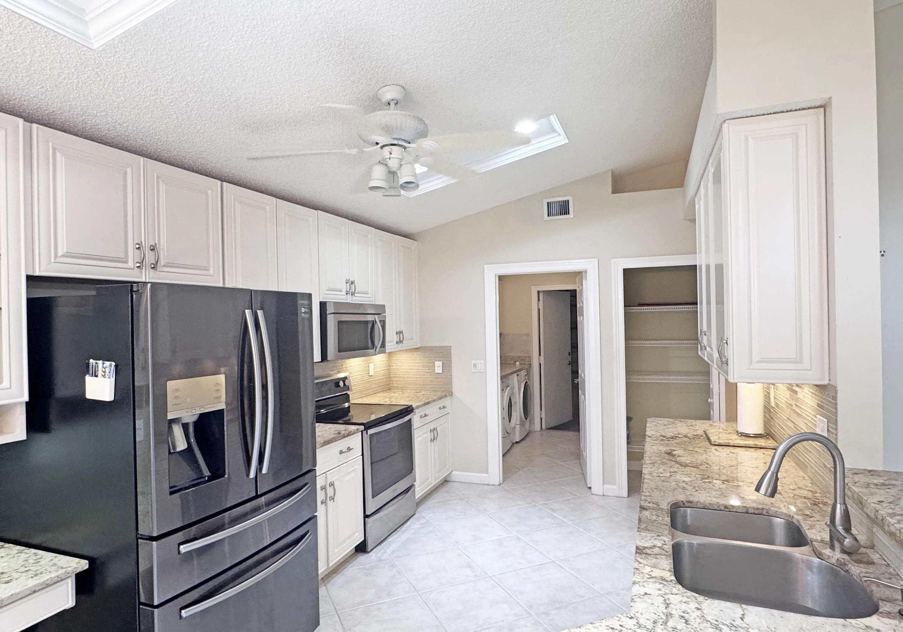 Kichen undercabinet lights, pantry & lau