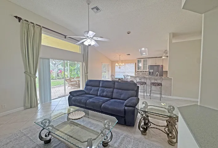 FR breakfast bar, Kitchen nook & patio