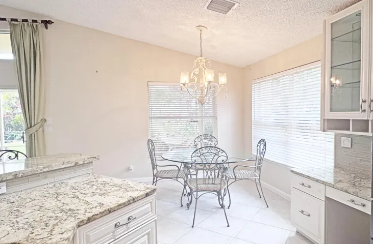 Kitchen nook/eat-in area