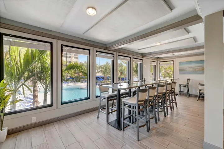 POOLSIDE DINING