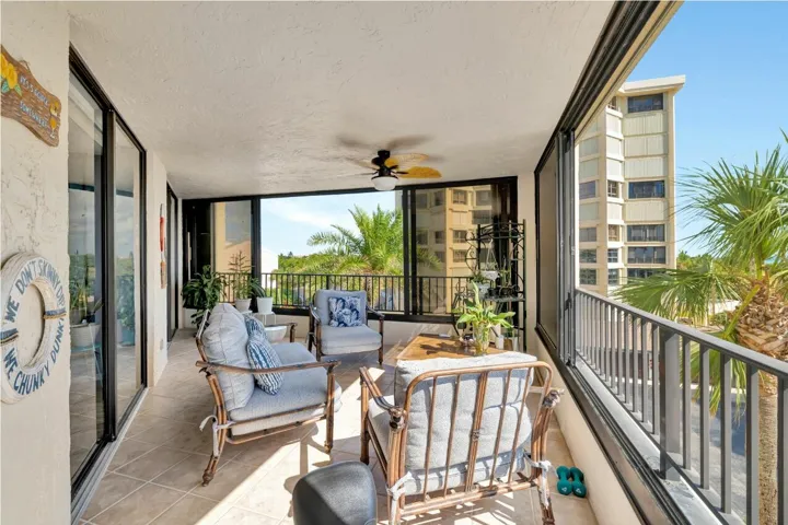 BRIGHT & SUNNY BALCONY WITH GREAT OCEAN