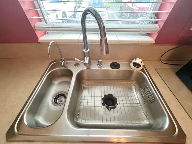 SINK WITH DISPOSAL