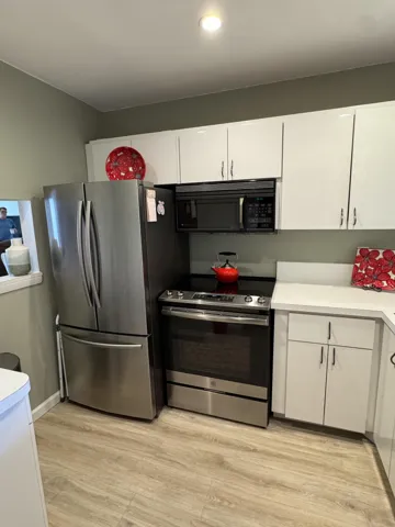 Kitchen w/ss appliances