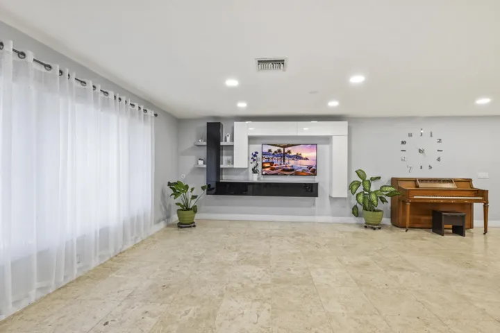 8361_Wilton_Dr_004