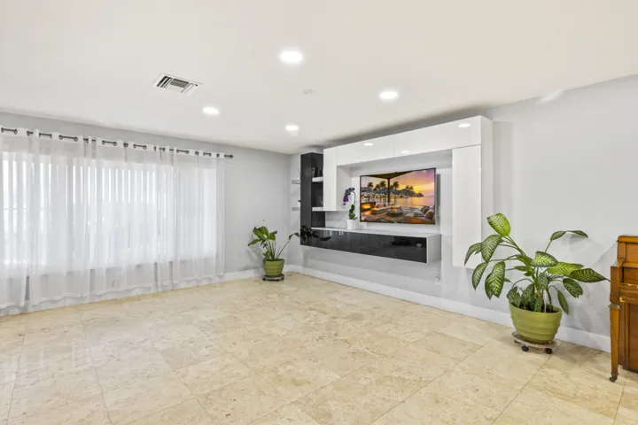 8361_Wilton_Dr_002
