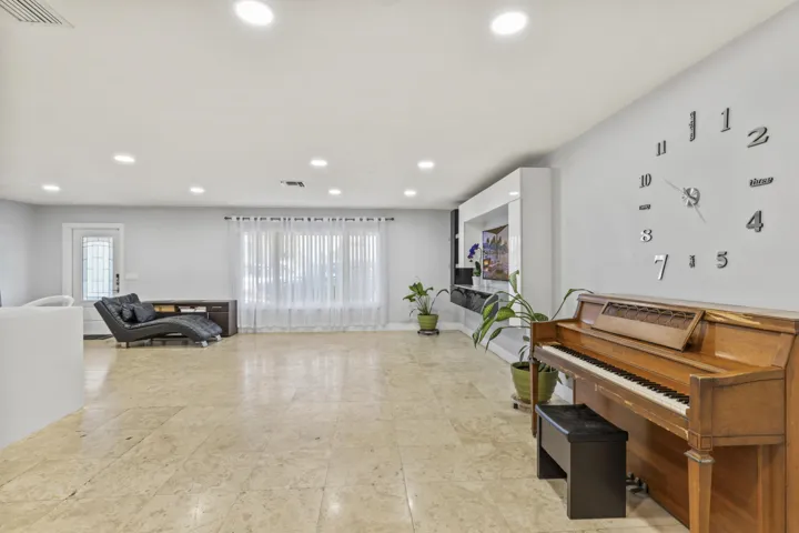 8361_Wilton_Dr_003