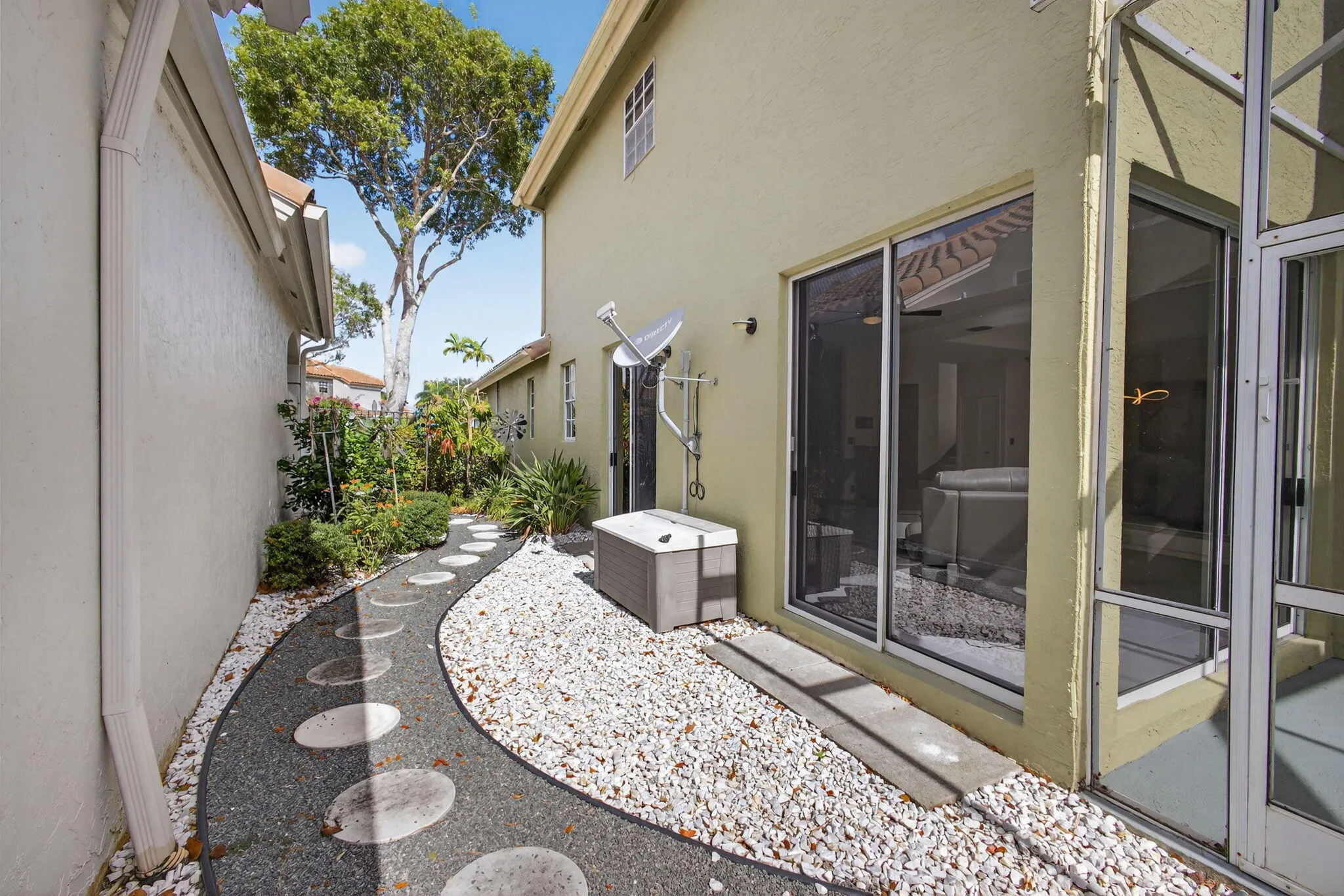 Side walkway