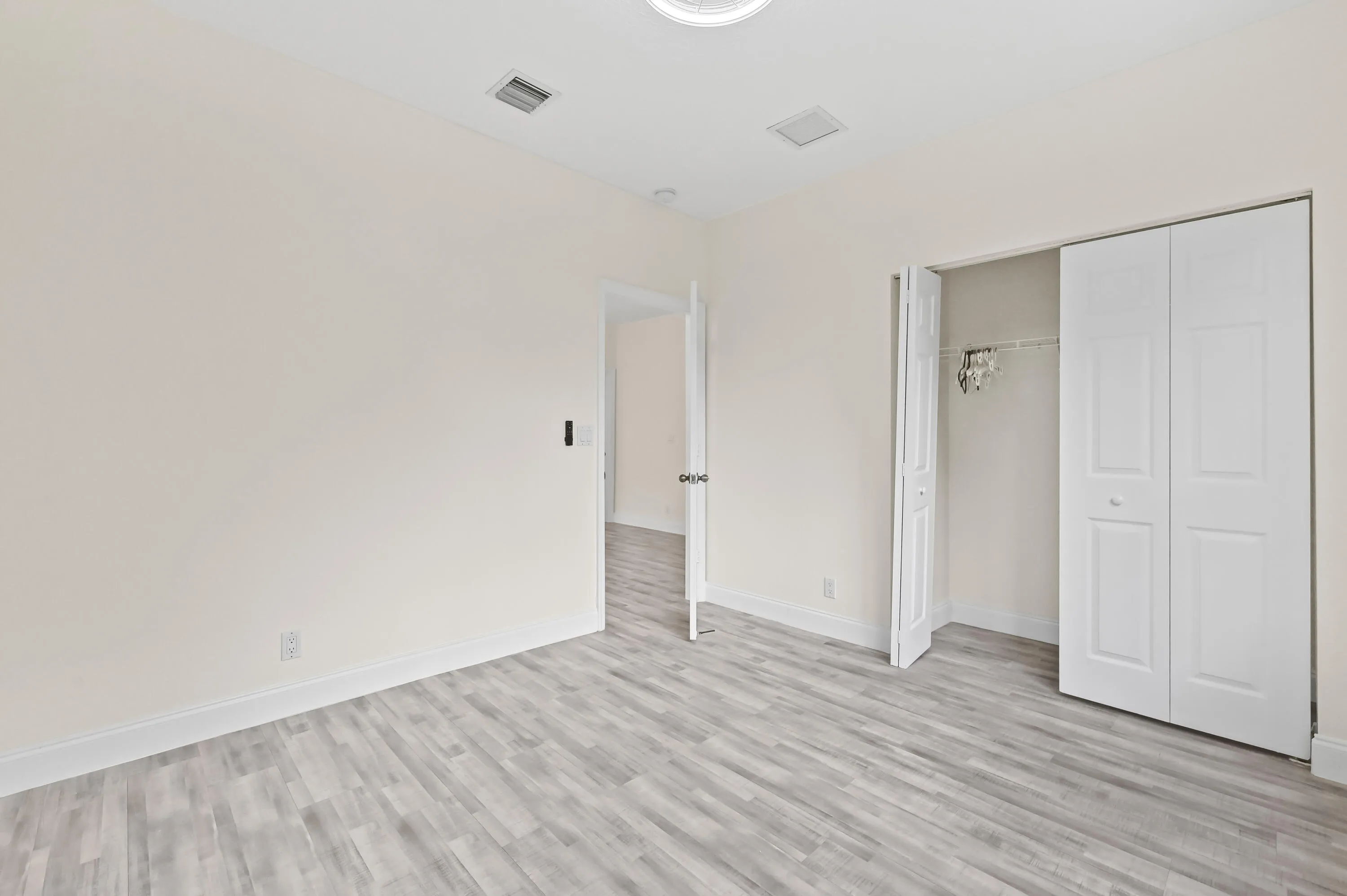 24 Bedroom 02