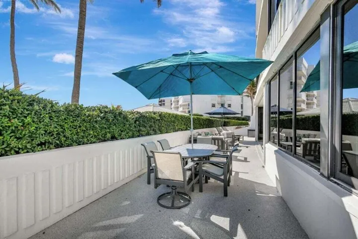 Patio j