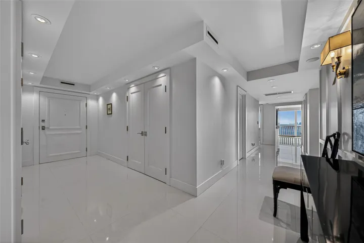 Entrance Foyer & Hallway