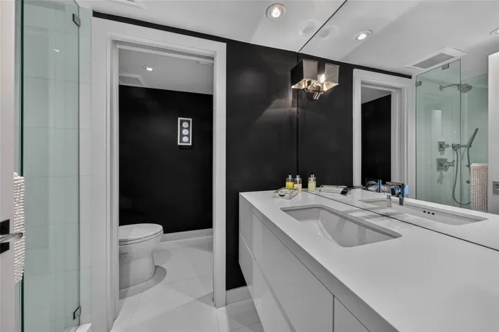 Full Guest Bathroom Off Of The South Side Den