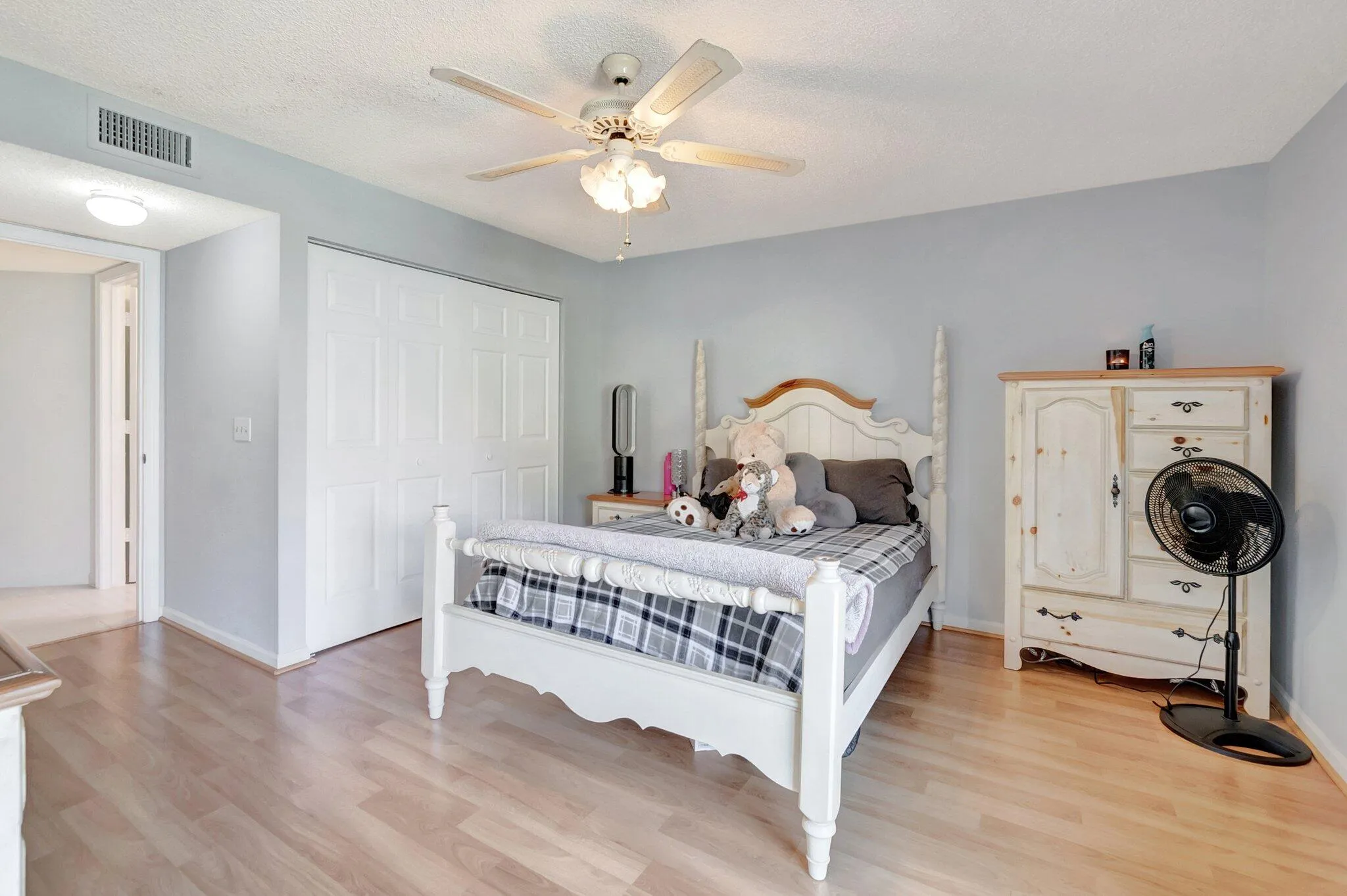 PRIMARY SUITE WITH 2 CLOSETS