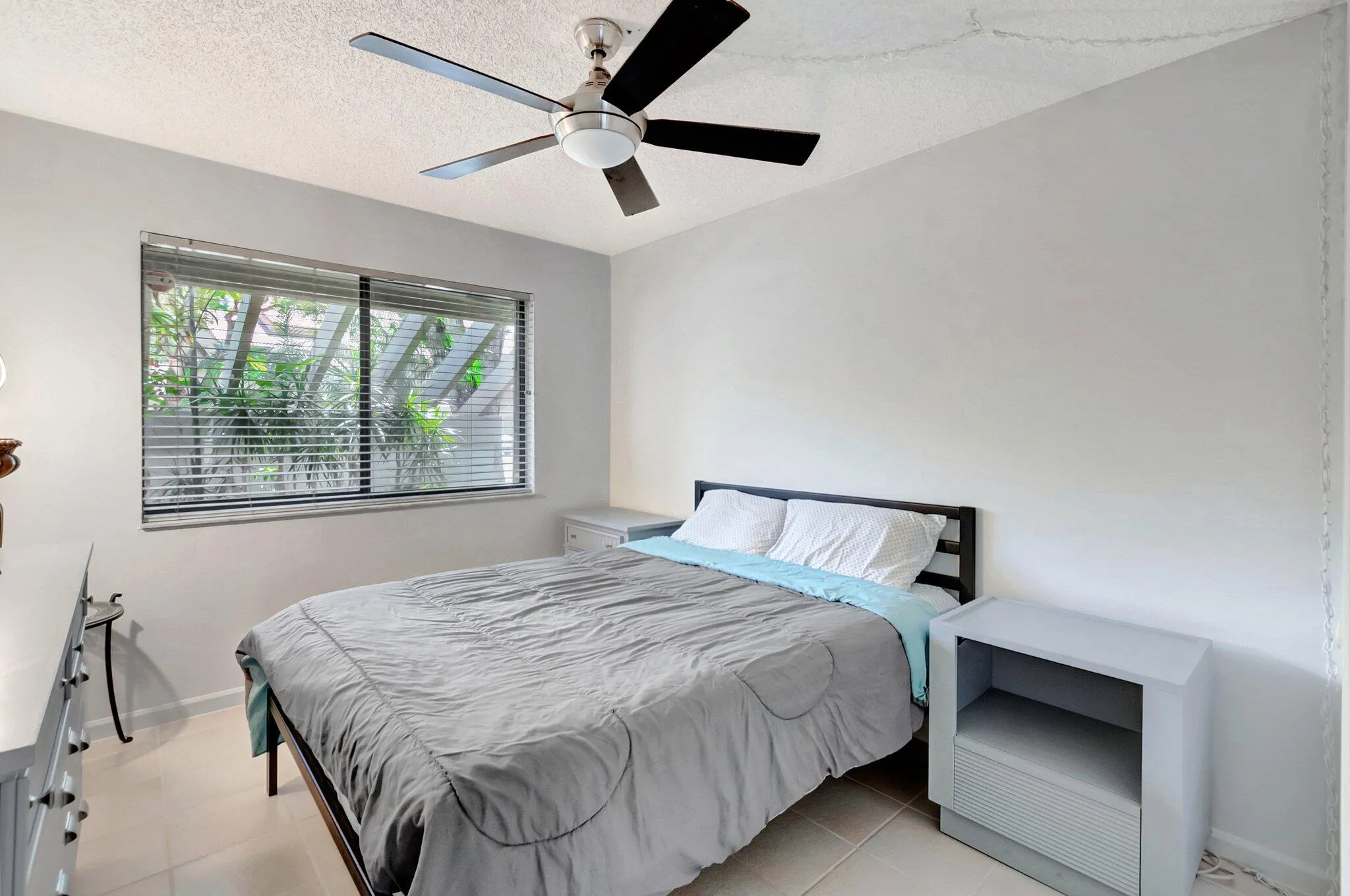 SUNNY GUEST BEDROOM