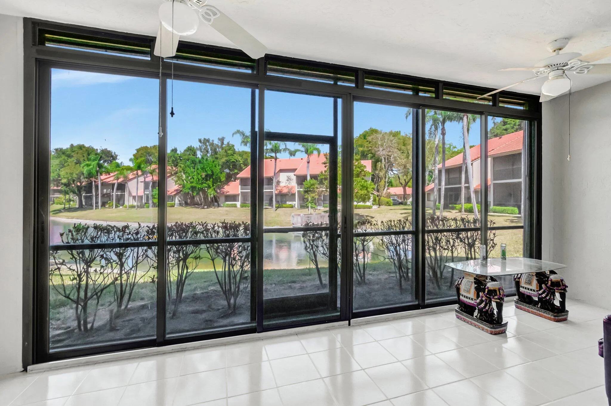 FABULOUS LAKE & FOUNTAIN VIEWS