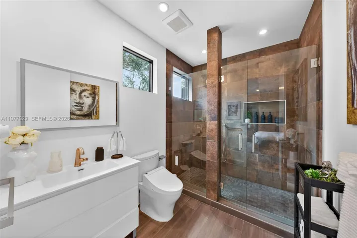 Bathroom 2 in suite