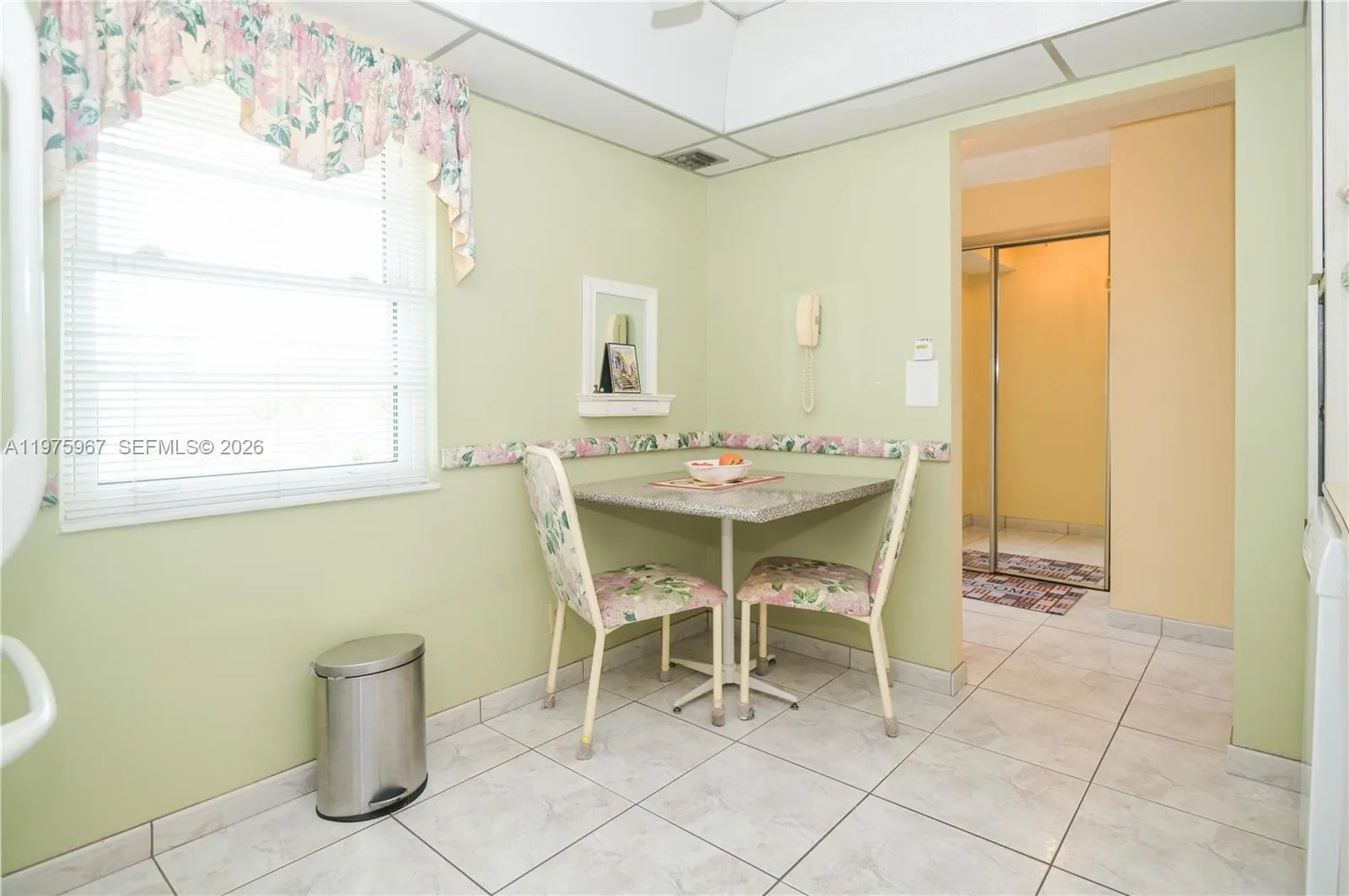 Kitchen eat-in area