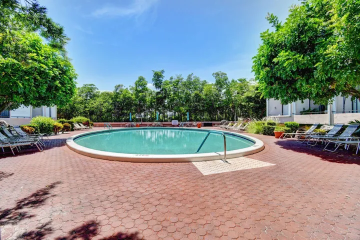 LAKESIDE POOL
