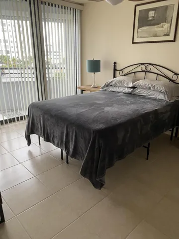 QUEEN BED