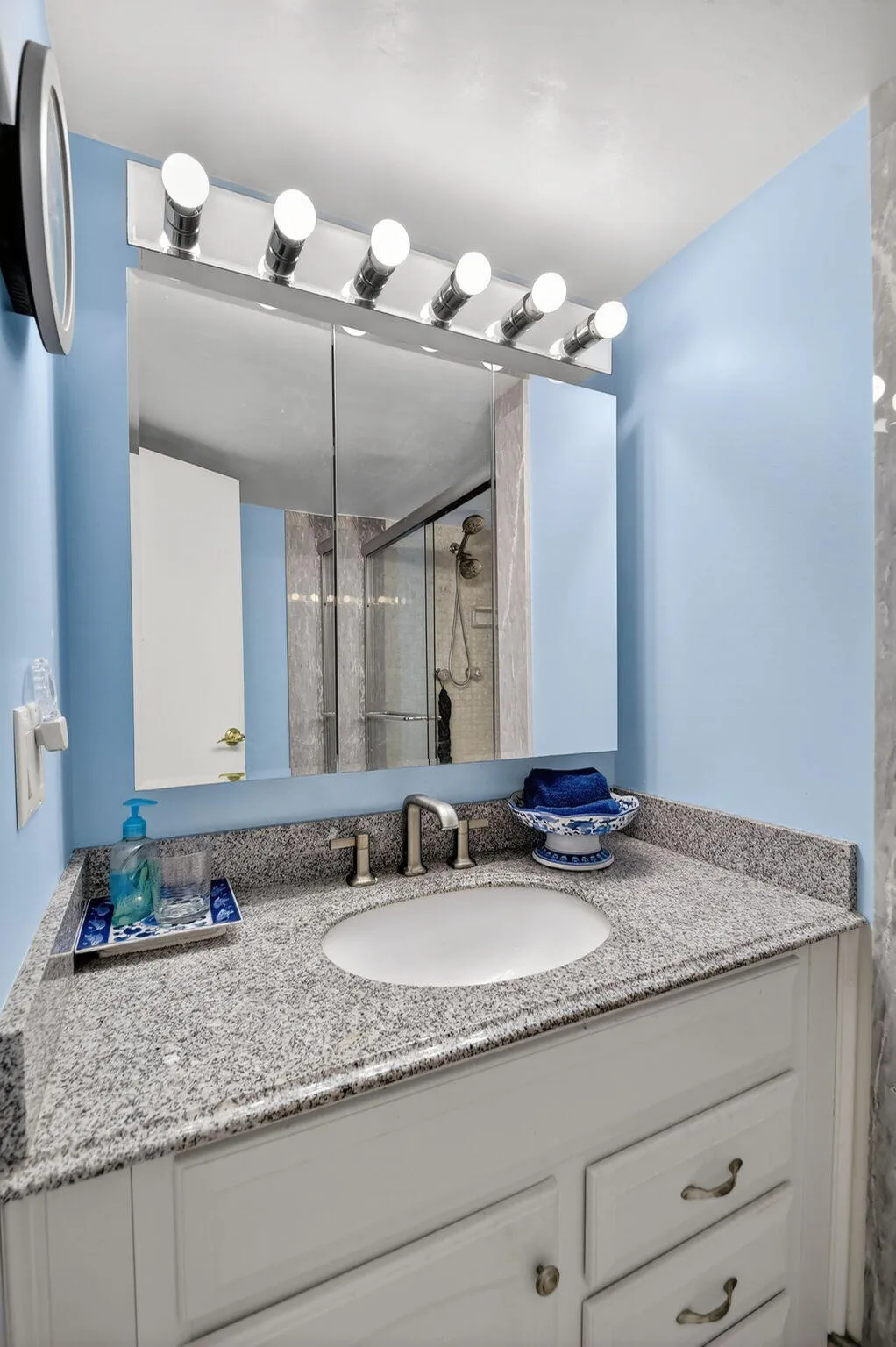 2ND BATHROOM