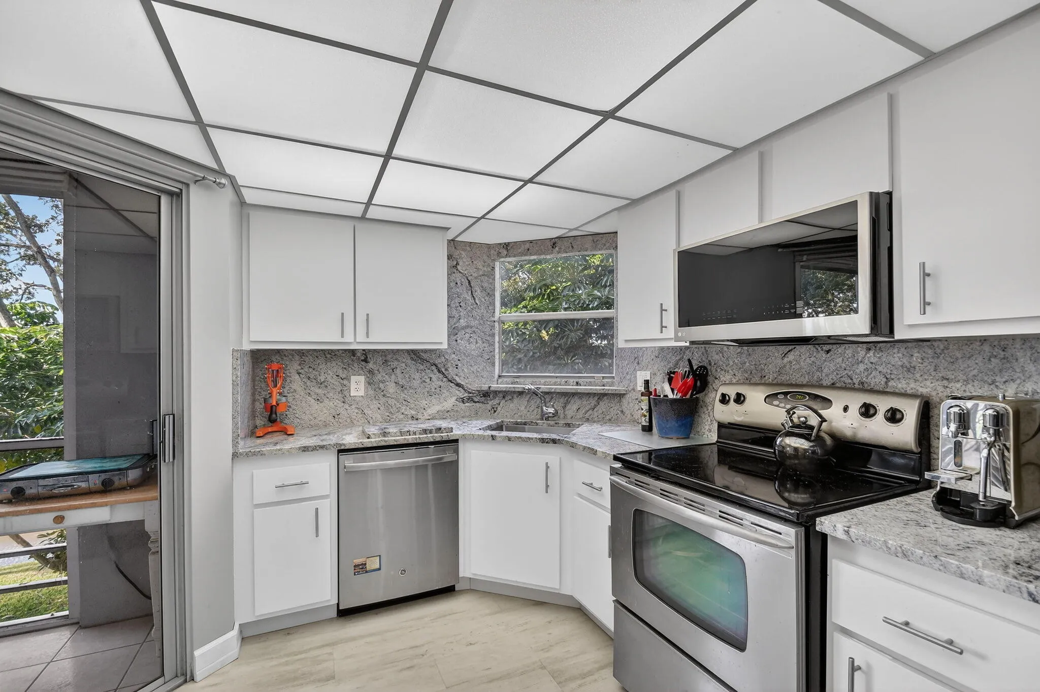 BRIGHT KITCHEN
