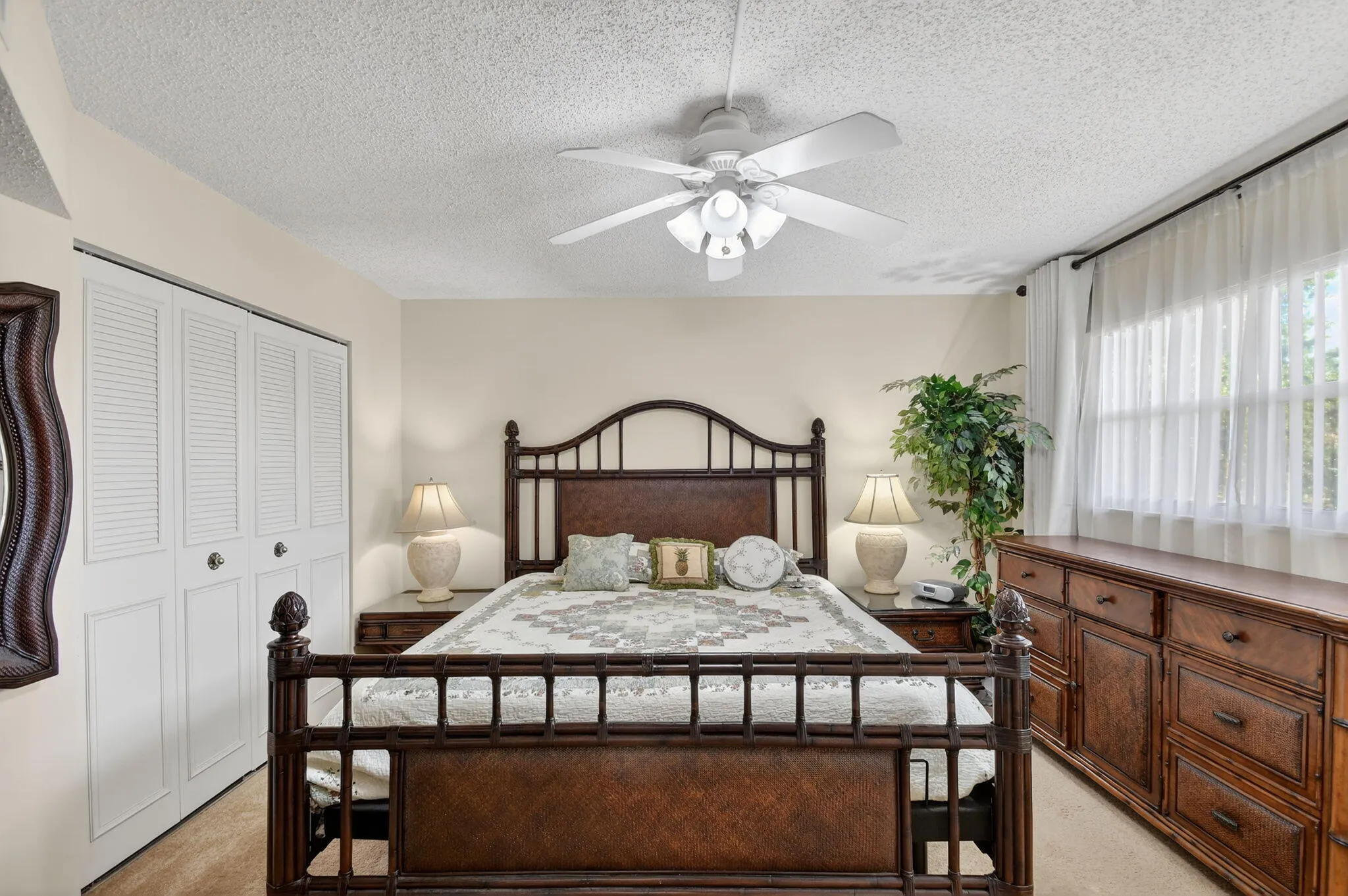 BRIGHT BEDROOM WITH 2 CLOSETS