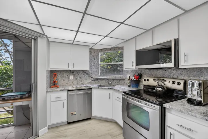 BRIGHT KITCHEN
