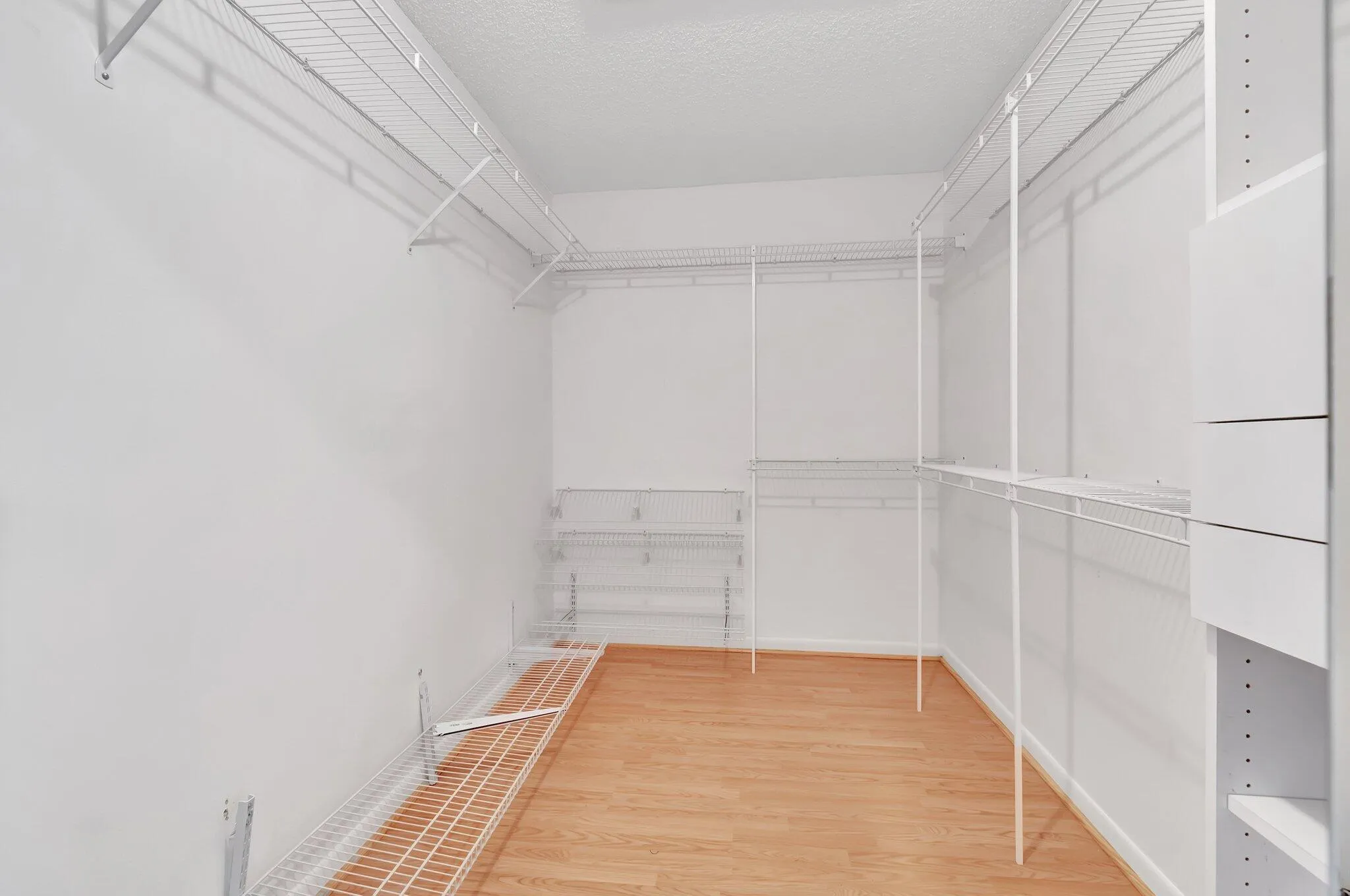 WALK IN CLOSET