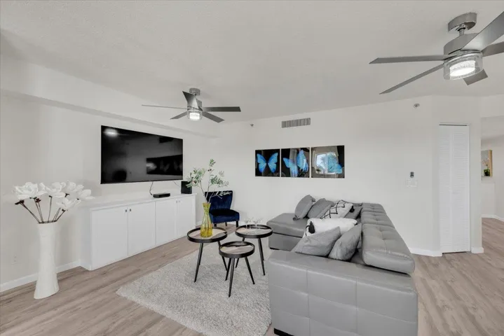 19-19 - 275 Palm Ave B304