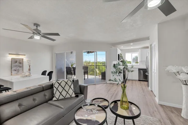 22-22 - 275 Palm Ave B304