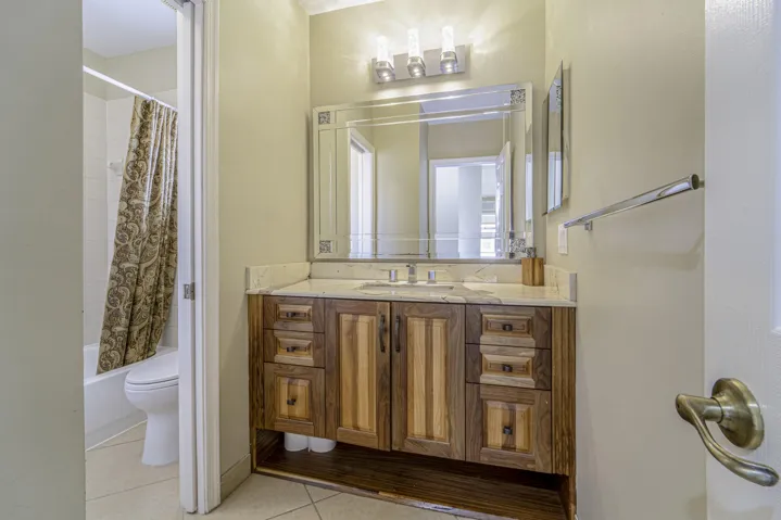 20_full bathroom
