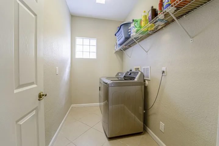 11_laundry room