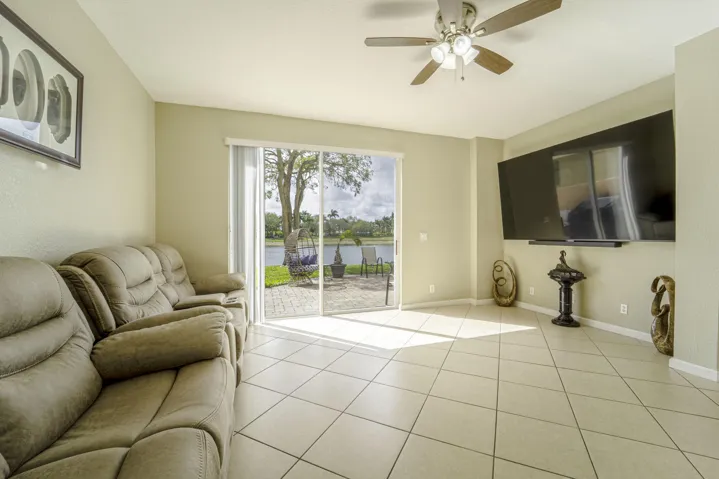6_family room