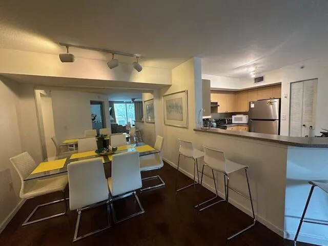 kitchen breakfast area