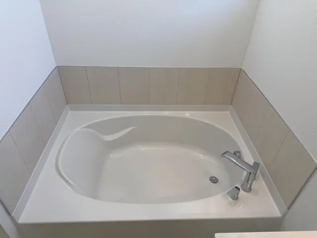 Lot 8 primary bathtub