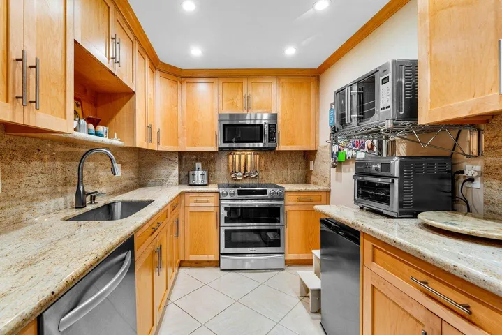 Beautiful Upgraded Kitchen with Wood Cabinetry & Granite Countertops & Stainless Steel Appliances.