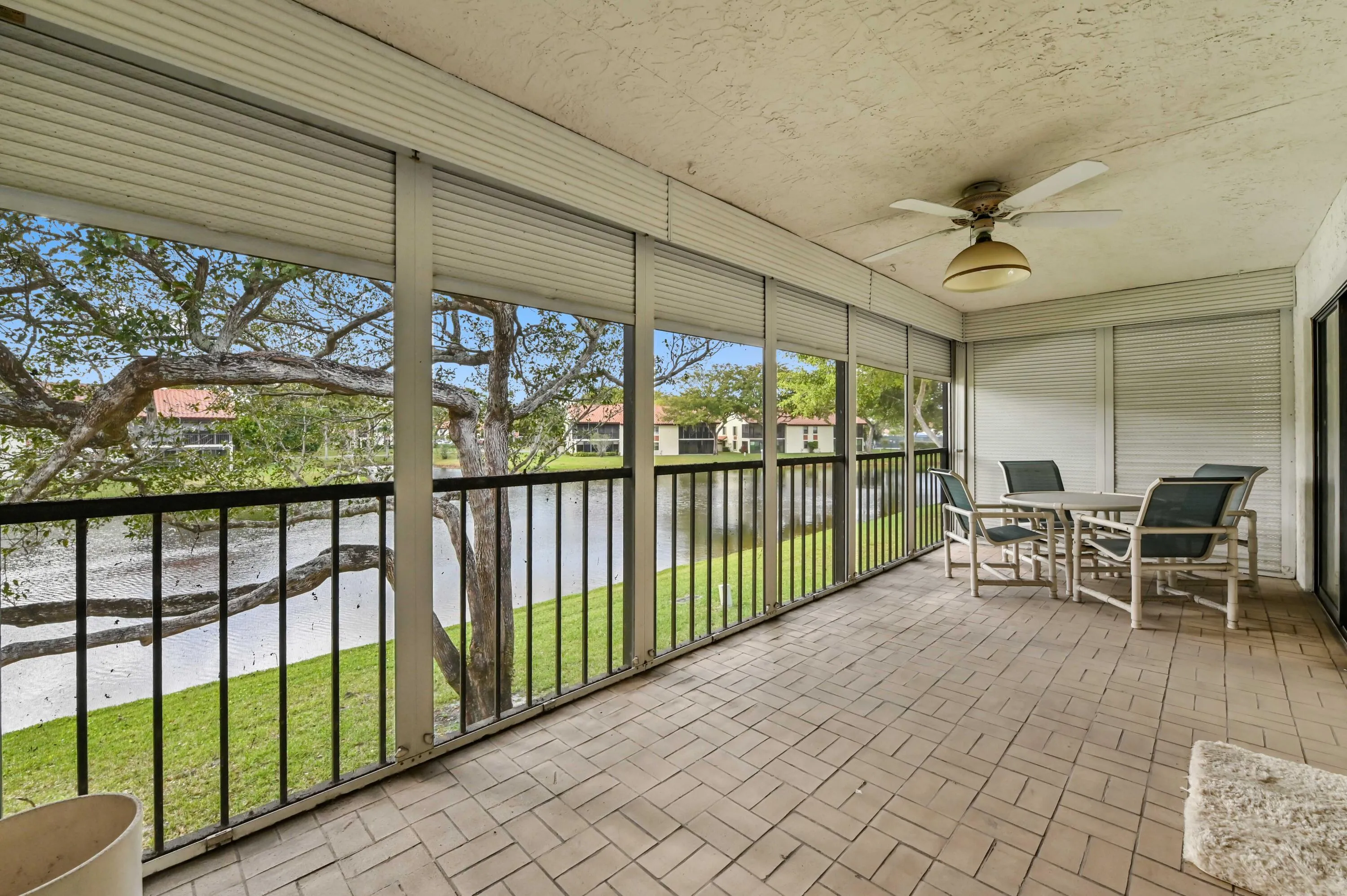 30 Balcony 01
