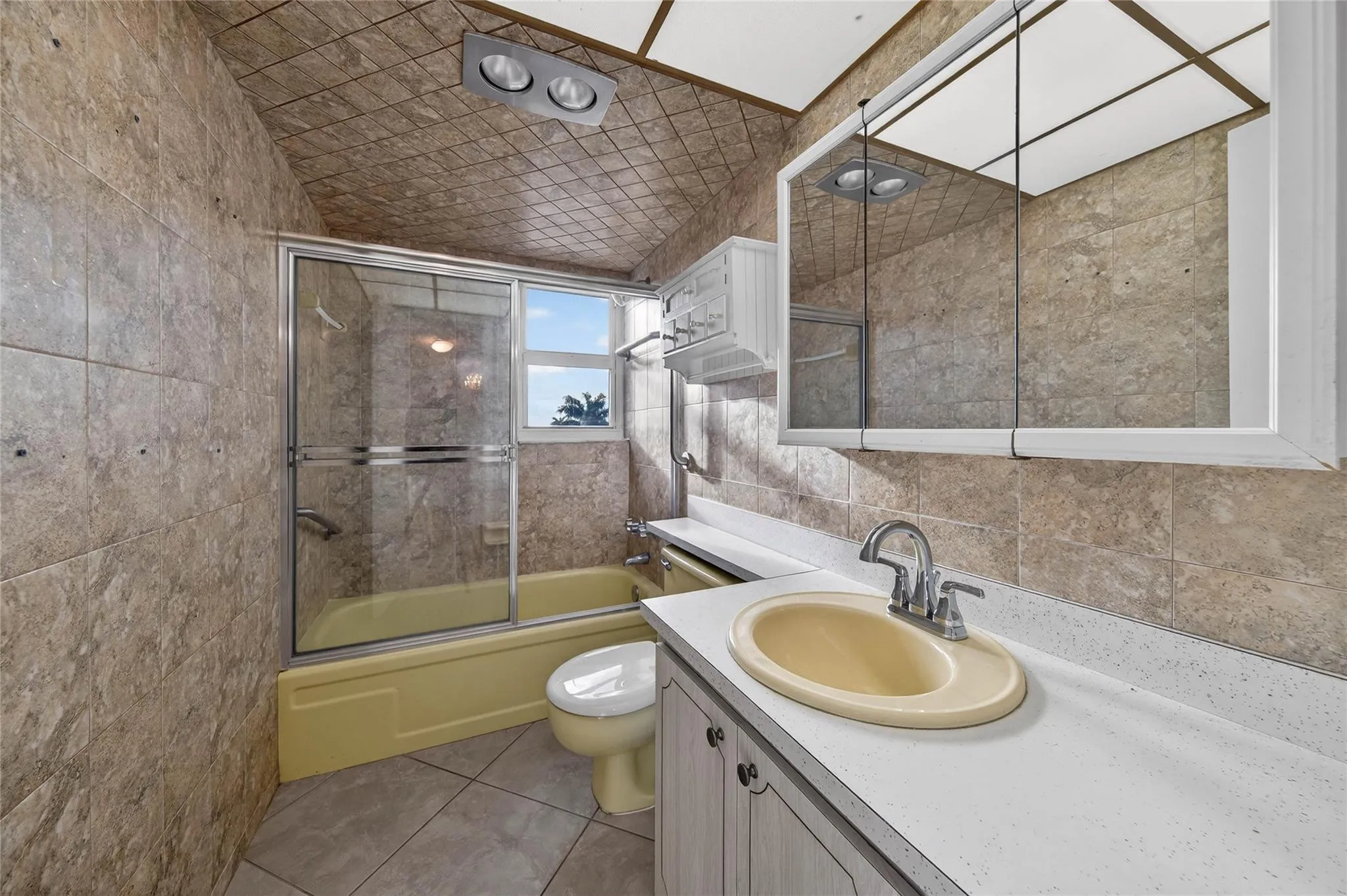 Guest Bath with Tub/Shower Combo