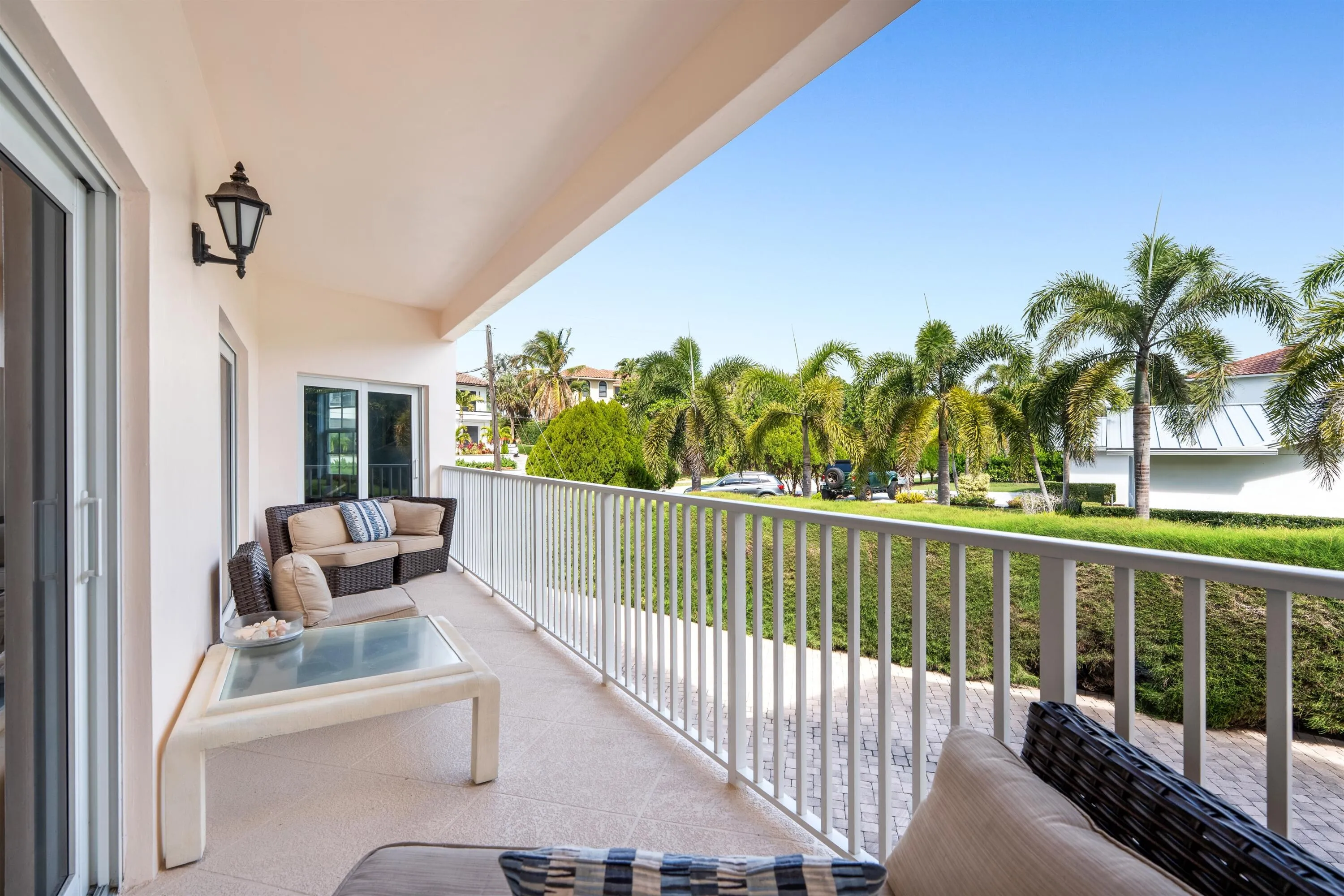BALCONY_TO_VIEW_2_DT