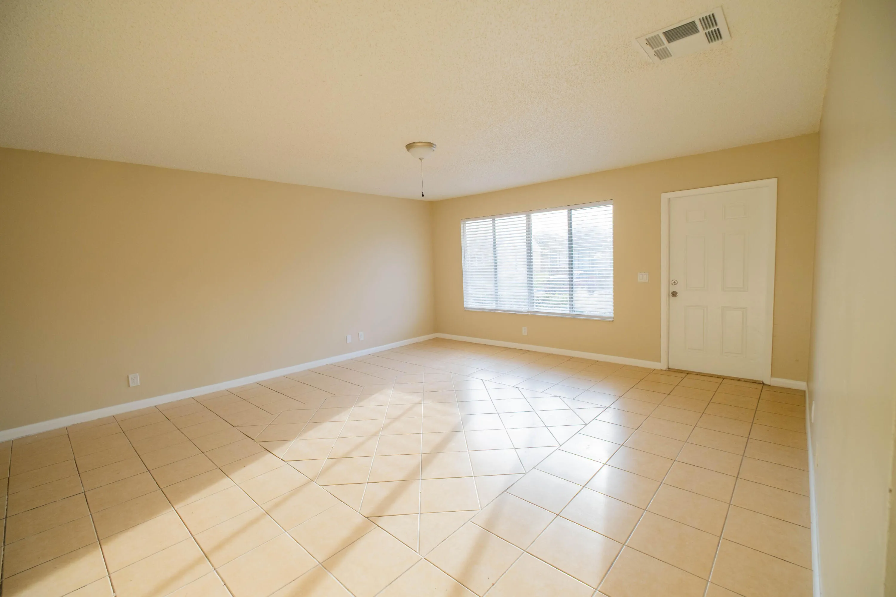 4763 ORLEANS_LIVING ROOM