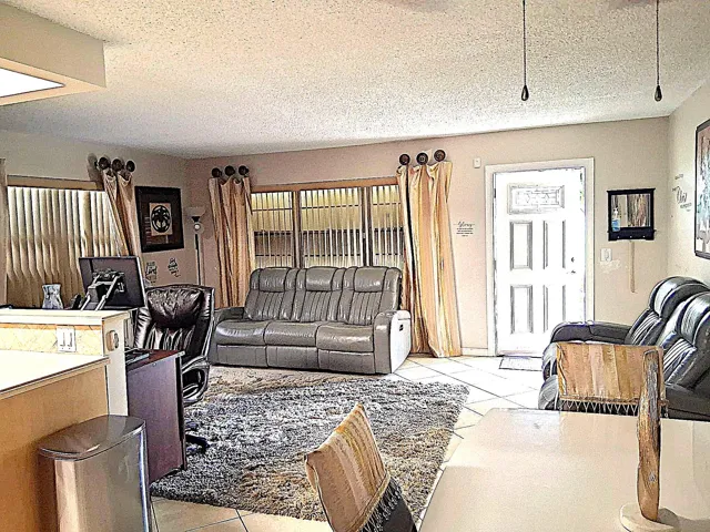 FIRST FLOOR CONDO w/ a Spacious Living rm