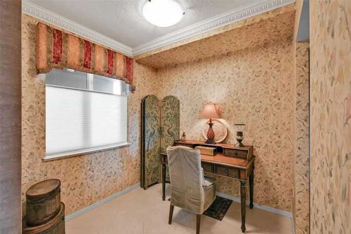BREAKFAST NOOK/OFFICE