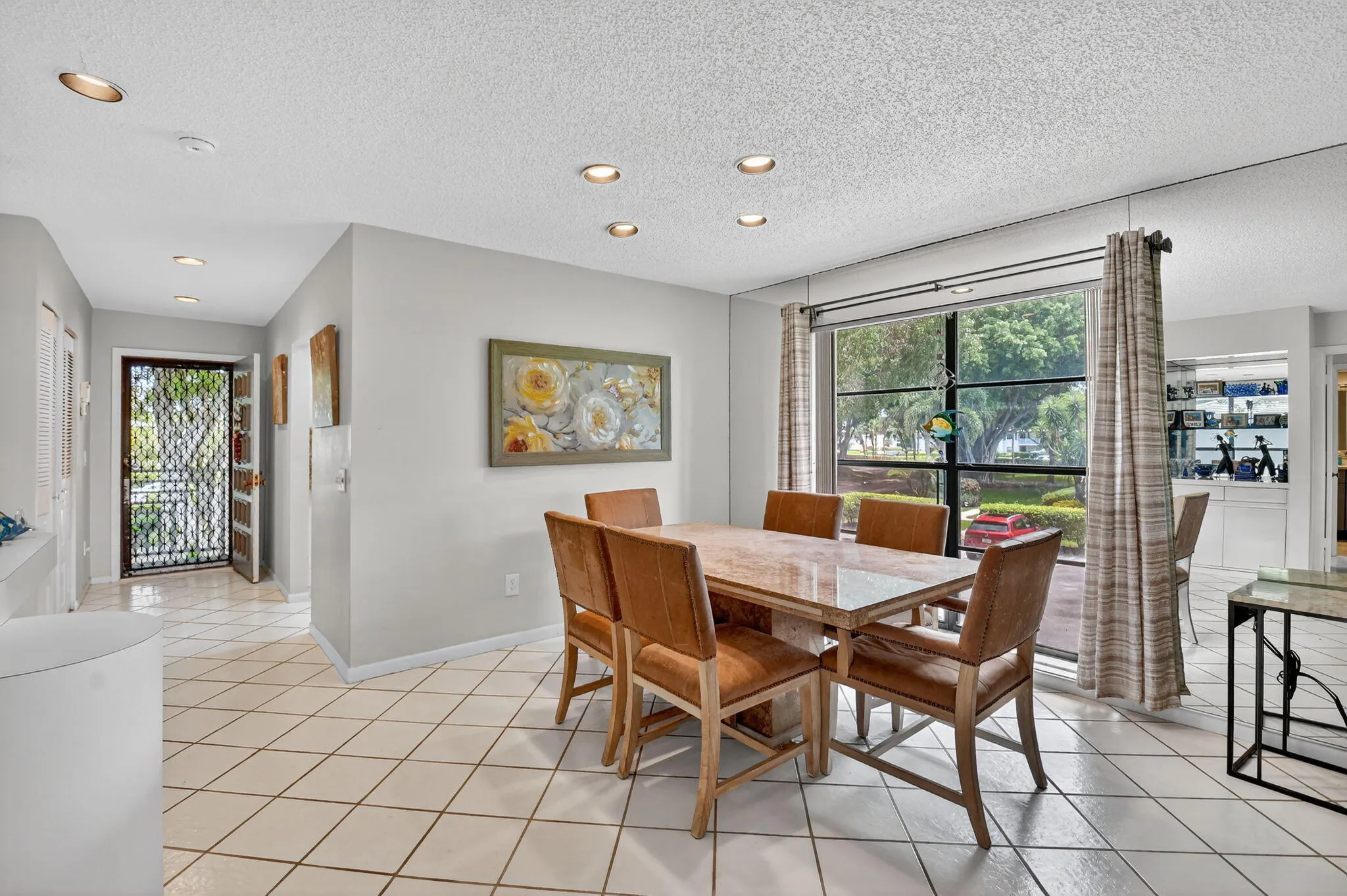 Dining Room / Foyer