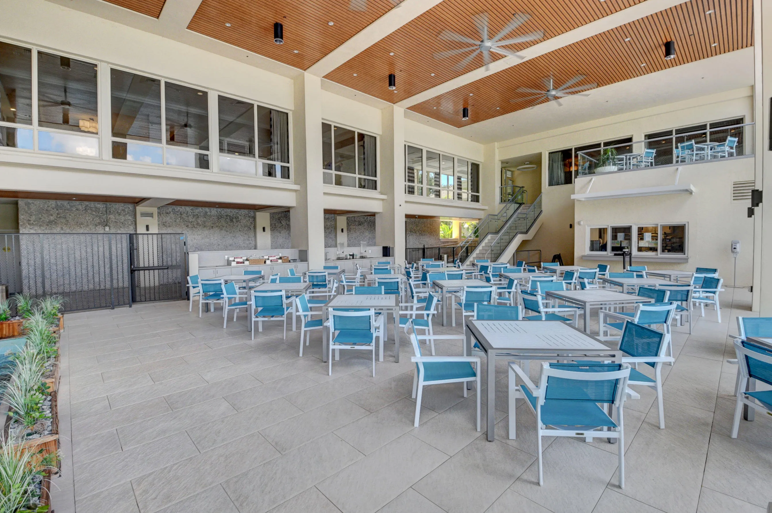 Hunters Run pool eating area 2
