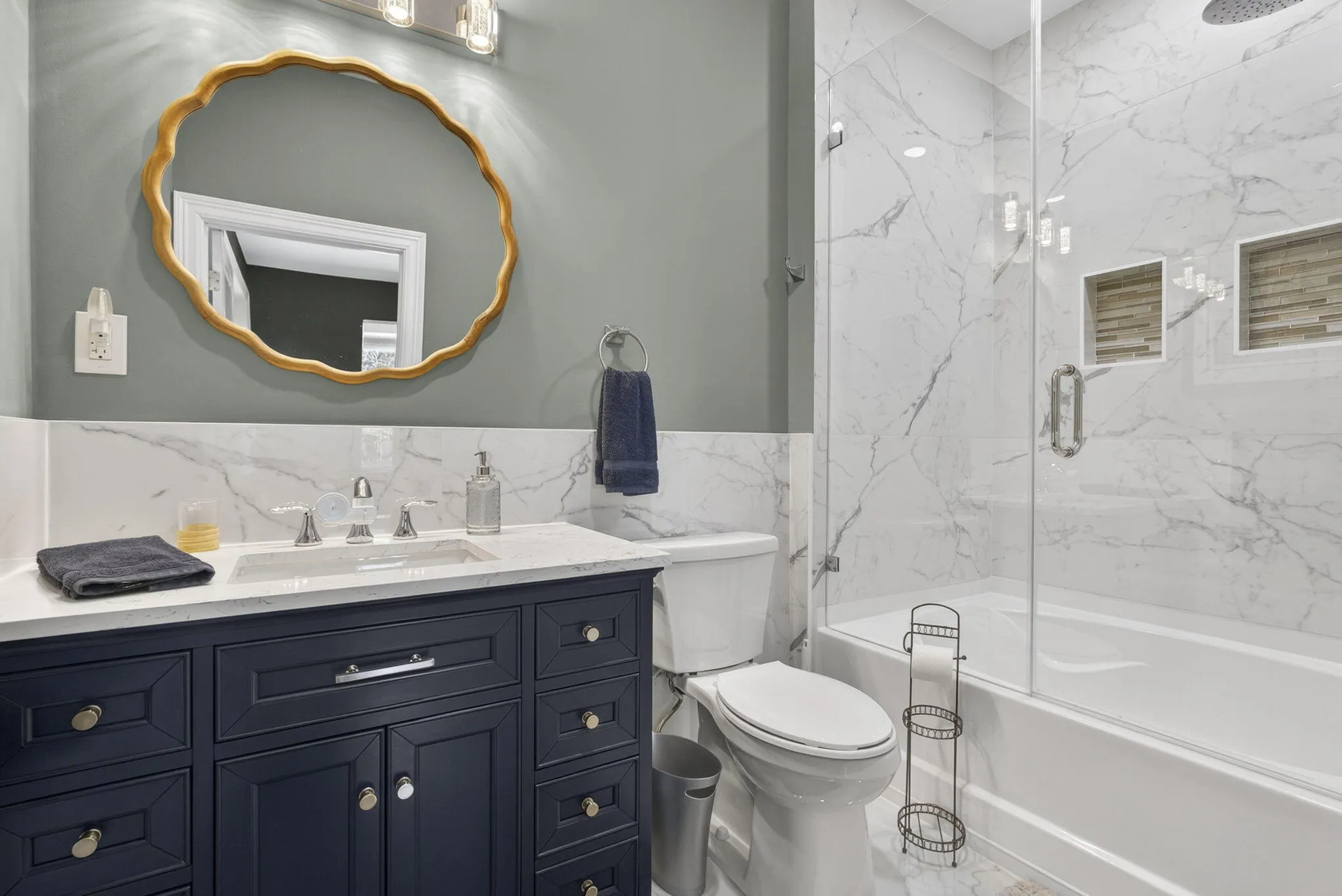 Carriage House main floor bathroom